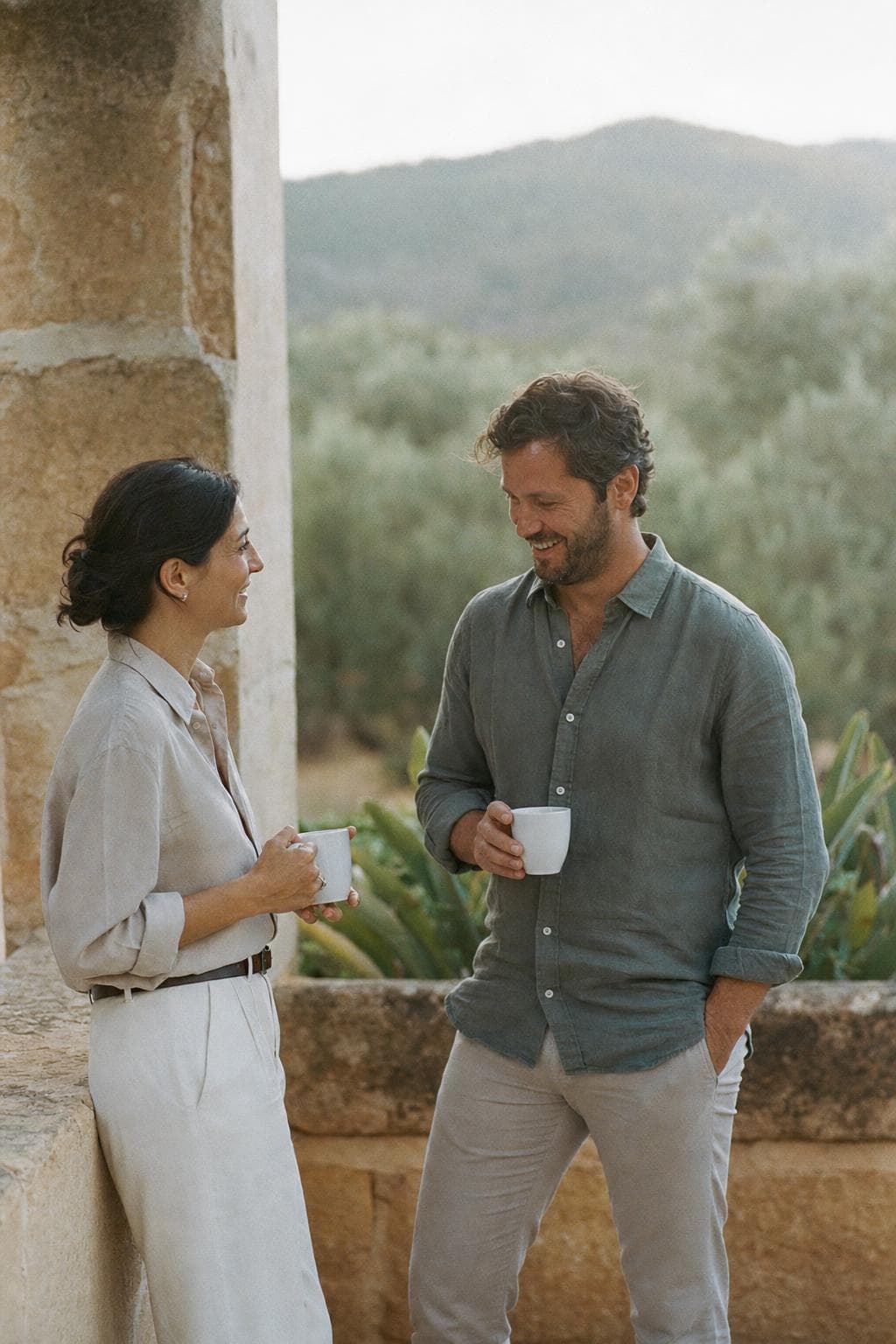 Zwei Kollegen im Gespräch mit Kaffee in einer Pause auf der Finca-Terrasse