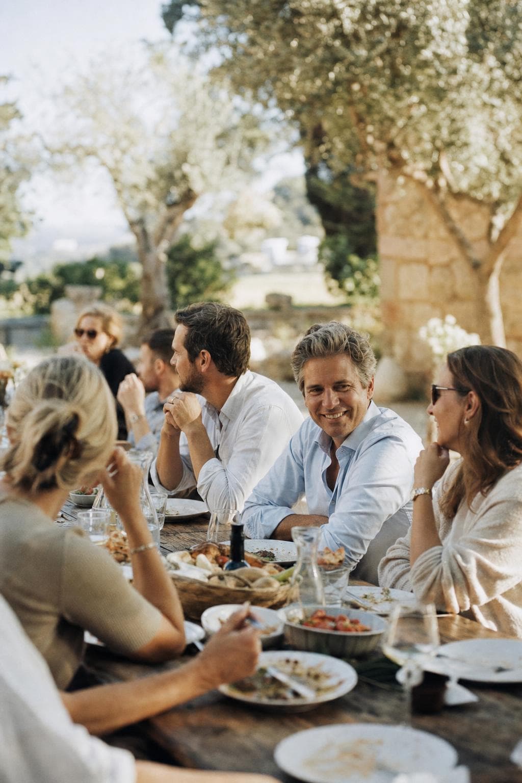 Gemeinsames Essen an einem langen Tisch auf der Finca